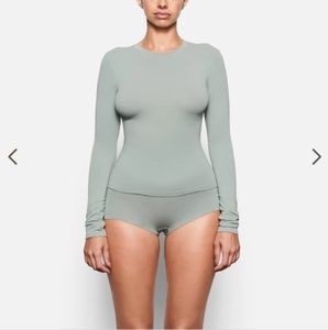 Skims long sleeve shirt in Mineral size small
